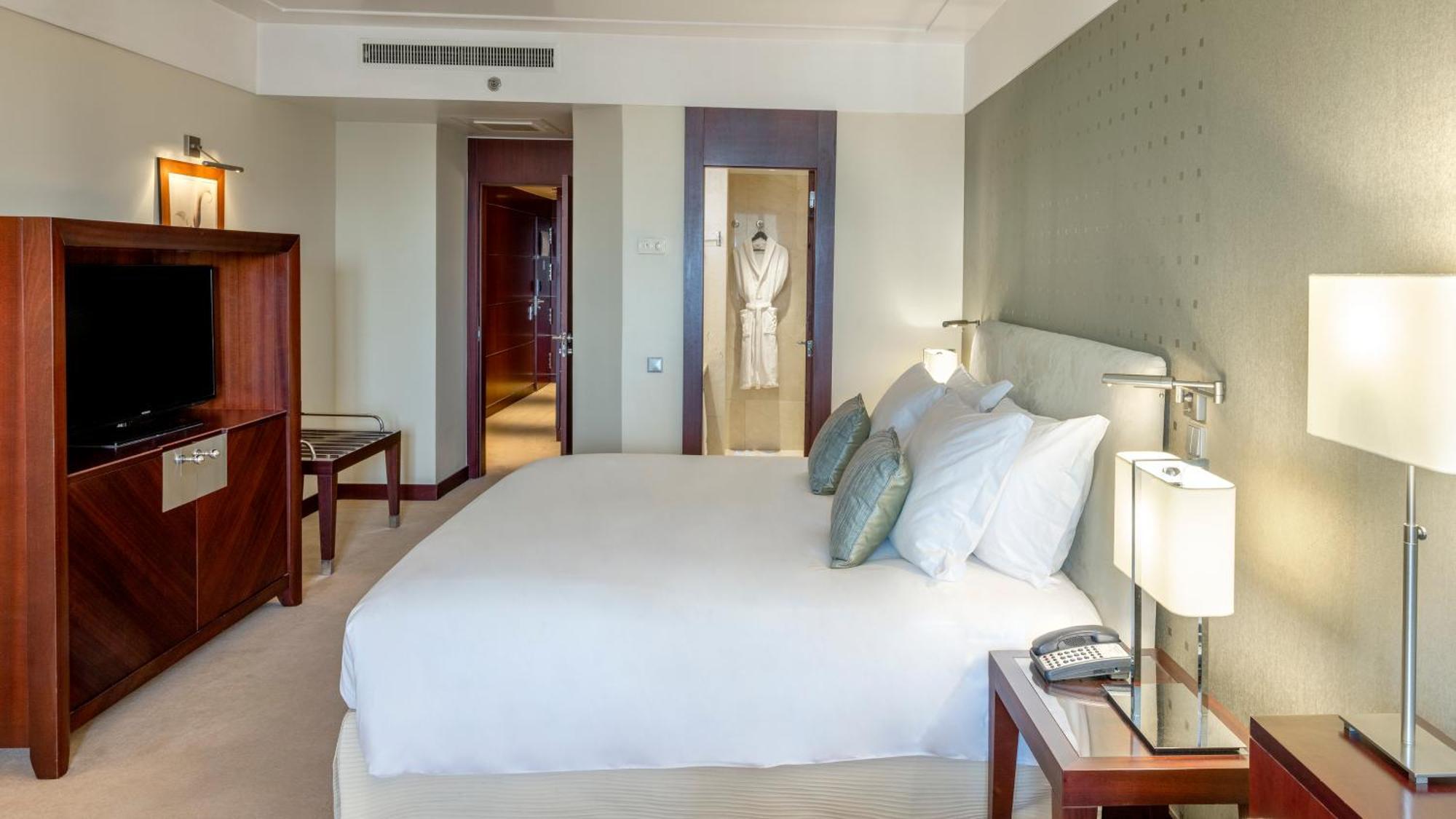Crowne Plaza Porto By Ihg Hotel Bagian luar foto A bedroom at the hotel
