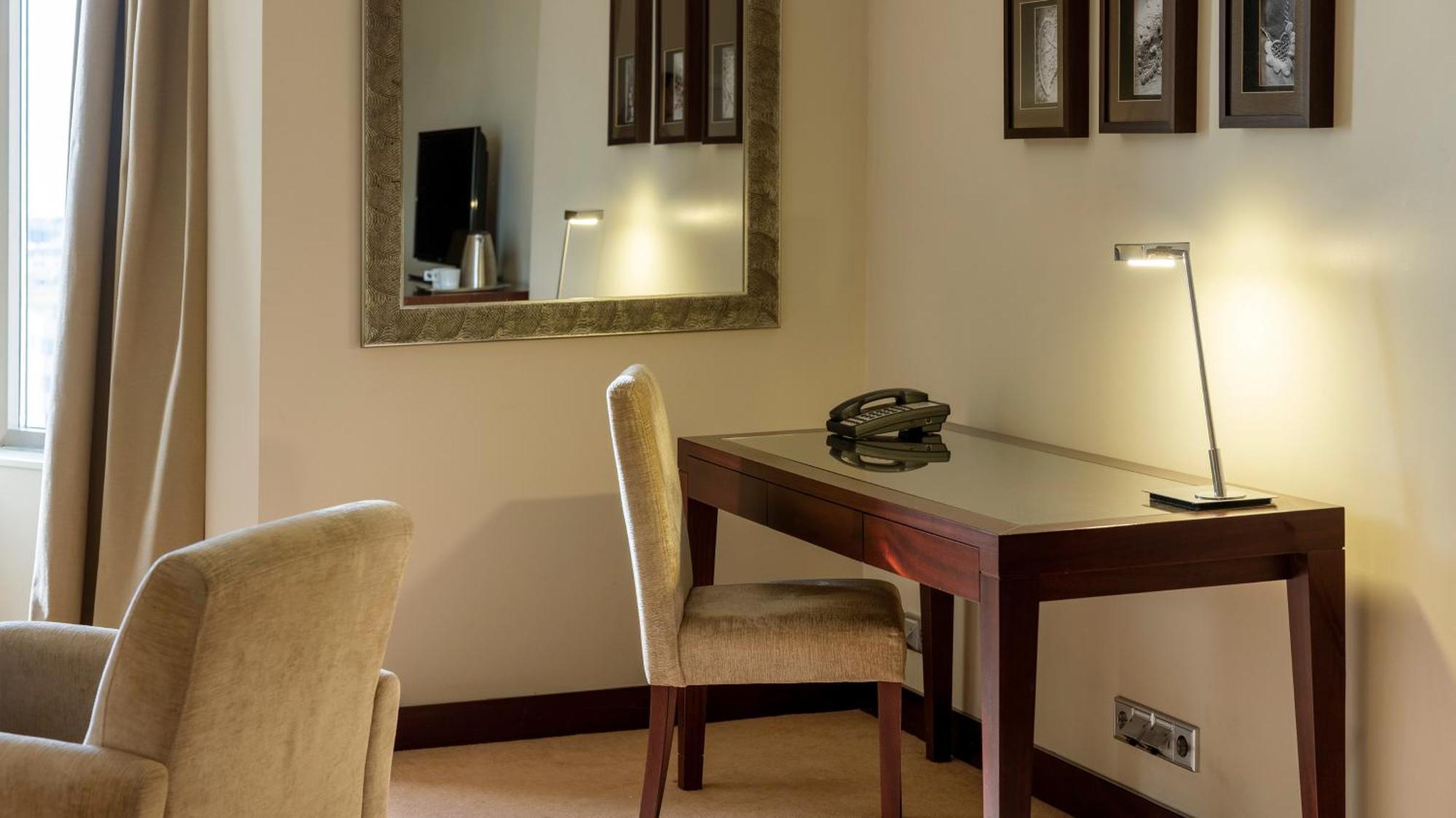 Crowne Plaza Porto By Ihg Hotel Bagian luar foto A desk with a built-in light