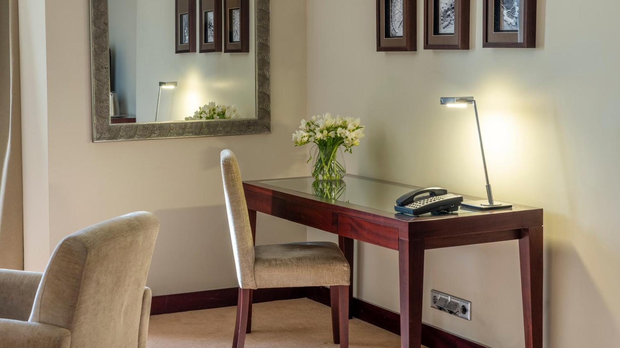 Crowne Plaza Porto By Ihg Hotel Bagian luar foto A desk with a telephone and a lamp