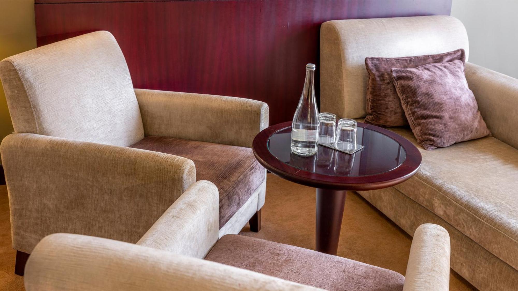 Crowne Plaza Porto By Ihg Hotel Bagian luar foto A table with a glass bottle and a glass cup