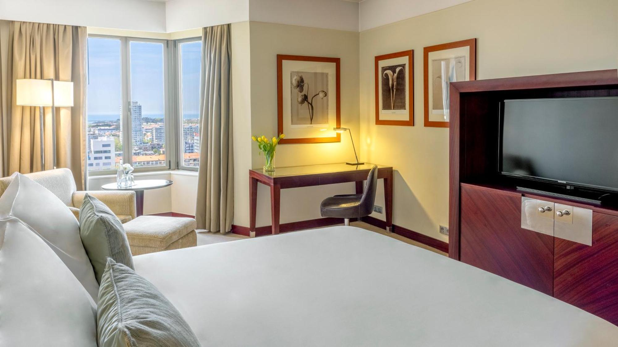 Crowne Plaza Porto By Ihg Hotel Bagian luar foto A room at the hotel