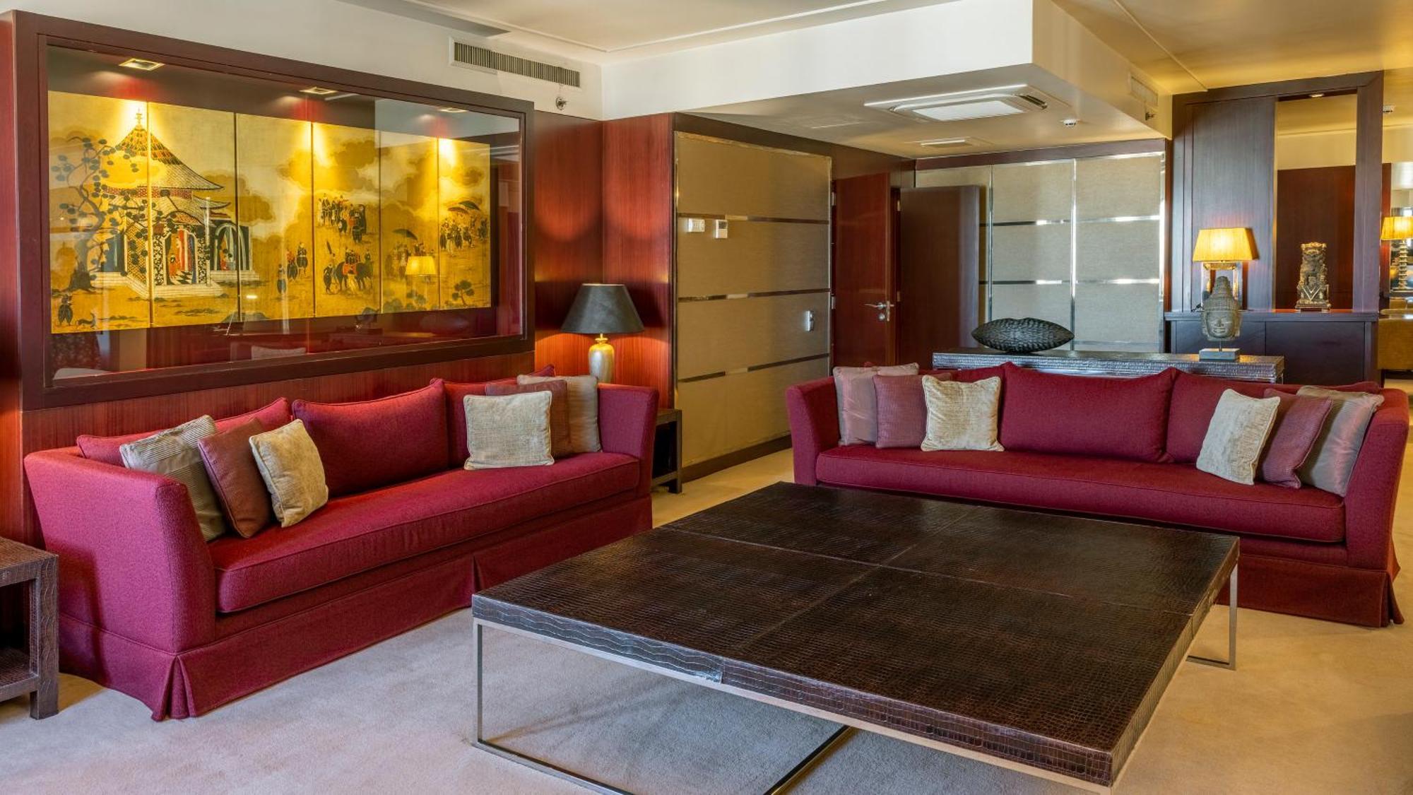 Crowne Plaza Porto By Ihg Hotel Bagian luar foto A living room in a suite at the Mandarin Oriental, Munich