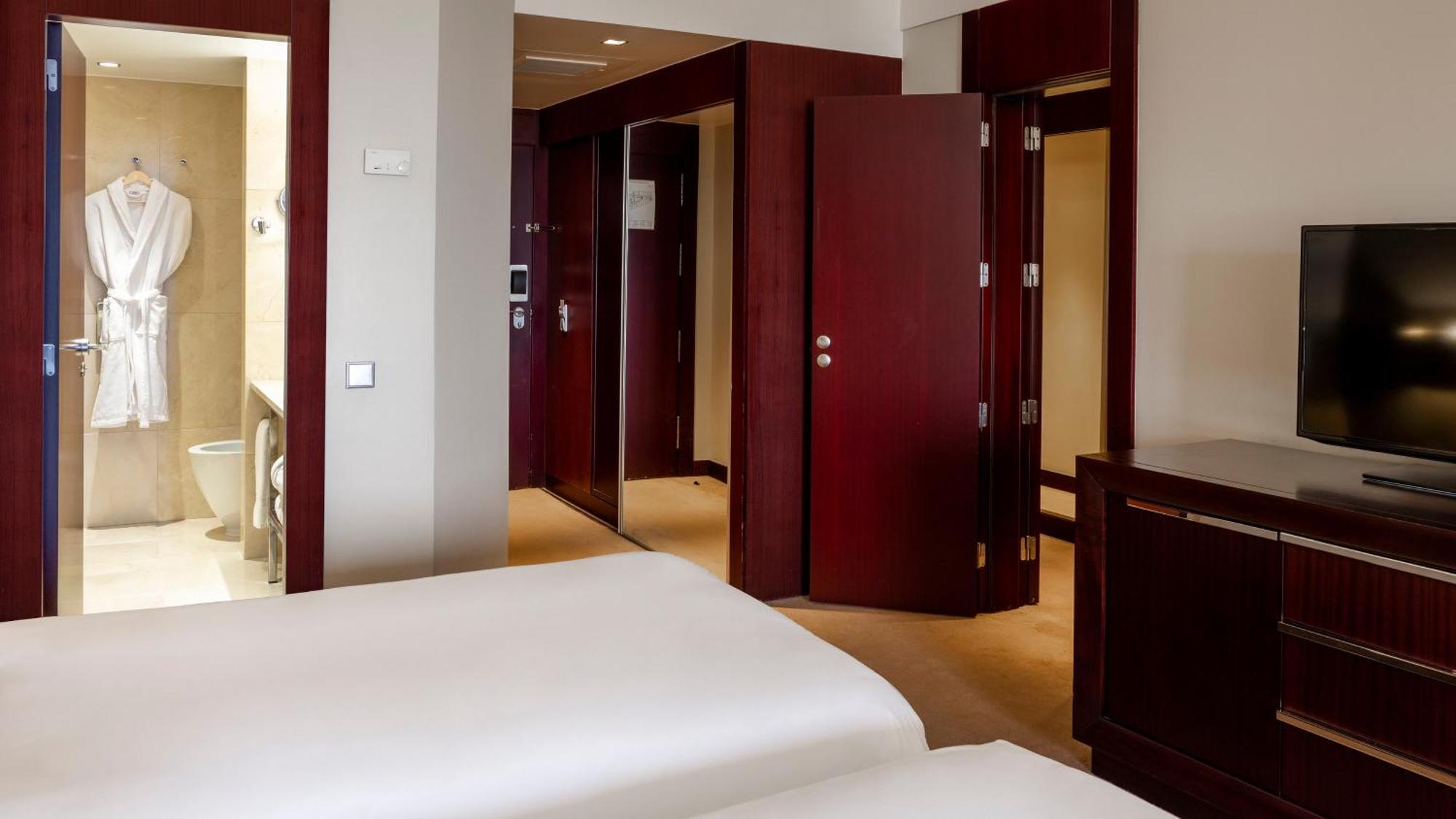 Crowne Plaza Porto By Ihg Hotel Bagian luar foto A room at the hotel