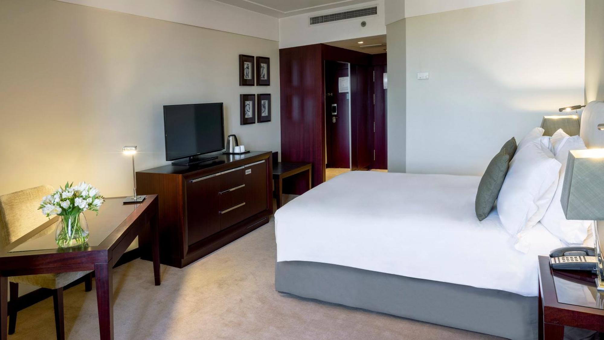 Crowne Plaza Porto By Ihg Hotel Bagian luar foto A room at the hotel