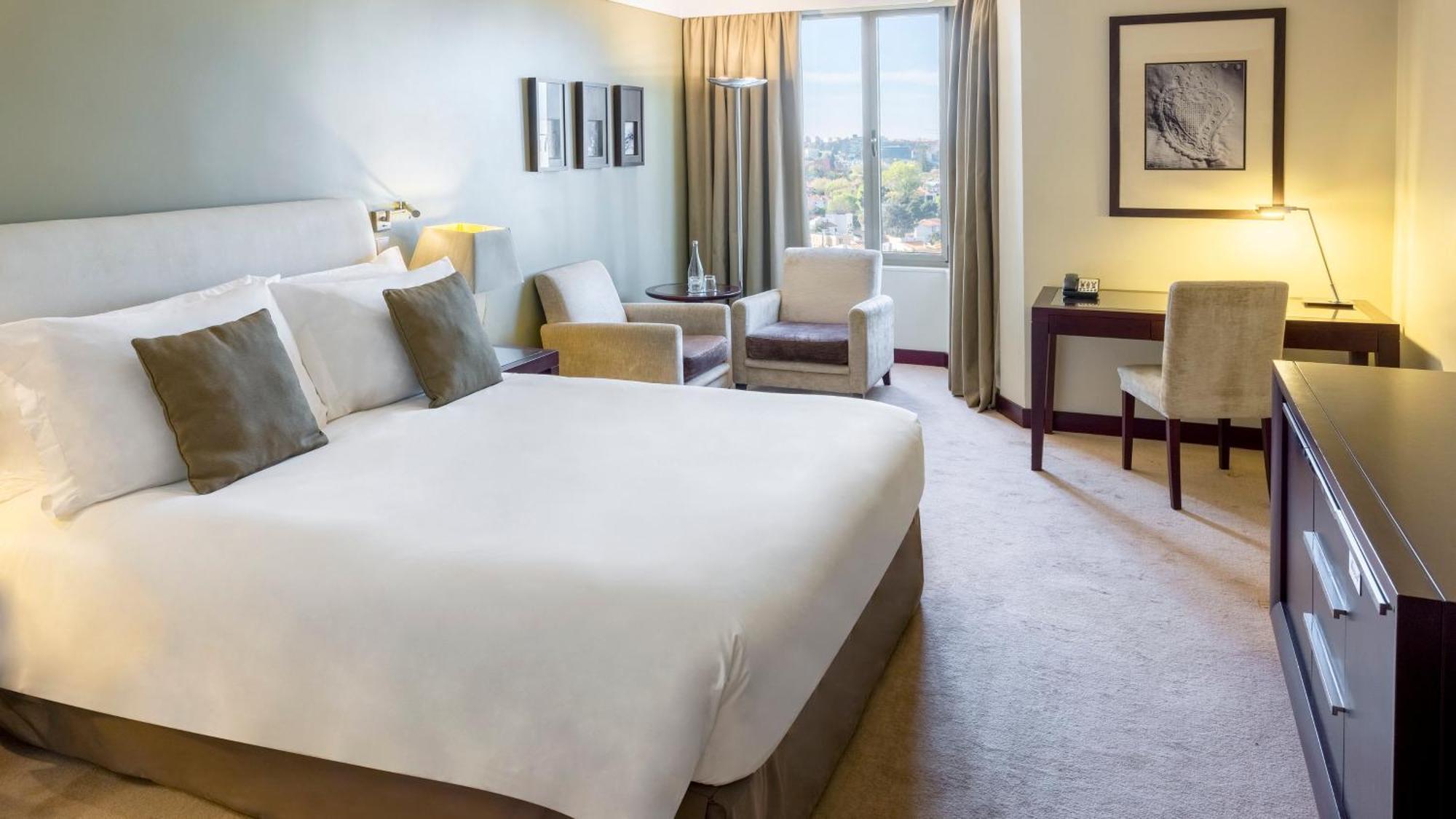Crowne Plaza Porto By Ihg Hotel Bagian luar foto A room at the hotel