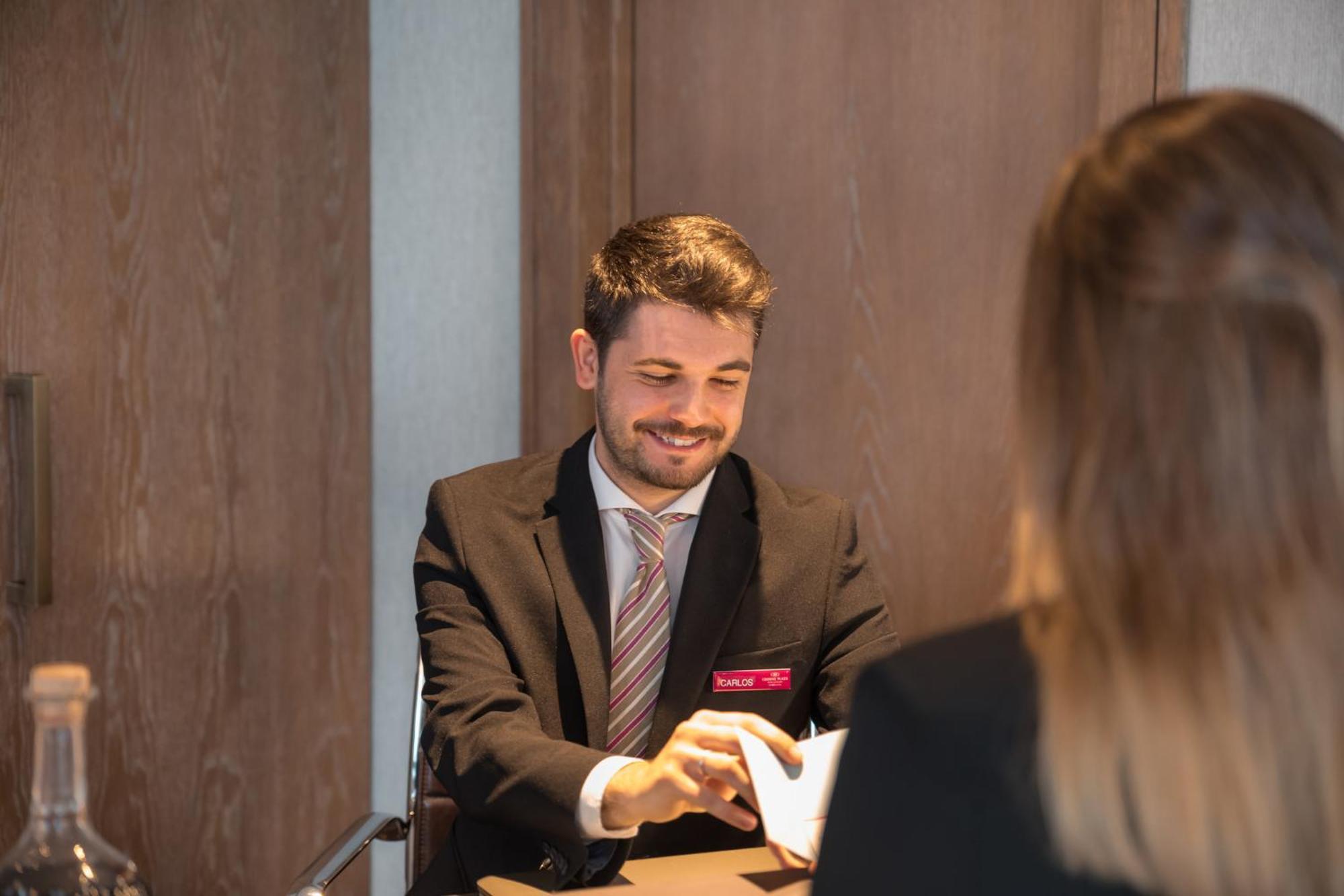 Crowne Plaza Porto By Ihg Hotel Bagian luar foto A hotel manager