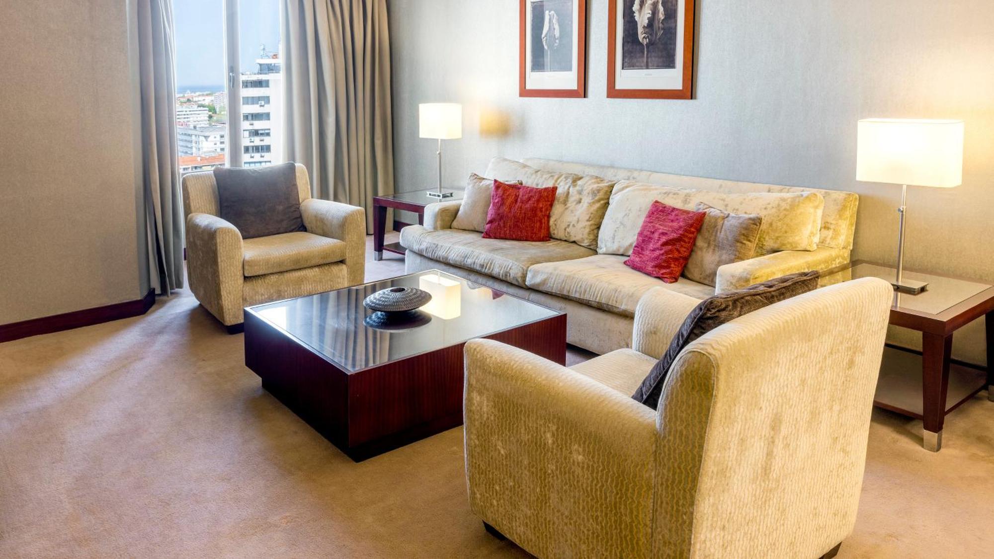 Crowne Plaza Porto By Ihg Hotel Bagian luar foto A living room