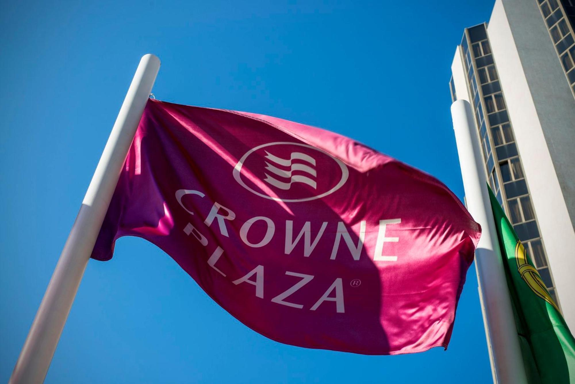 Crowne Plaza Porto By Ihg Hotel Bagian luar foto Crown Plaza flag