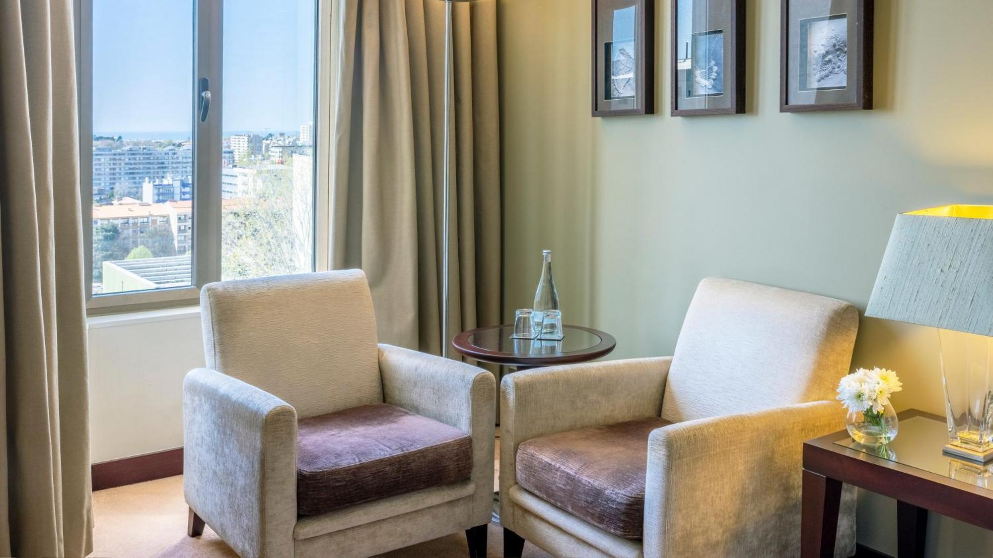 Crowne Plaza Porto By Ihg Hotel Bagian luar foto A room at the hotel