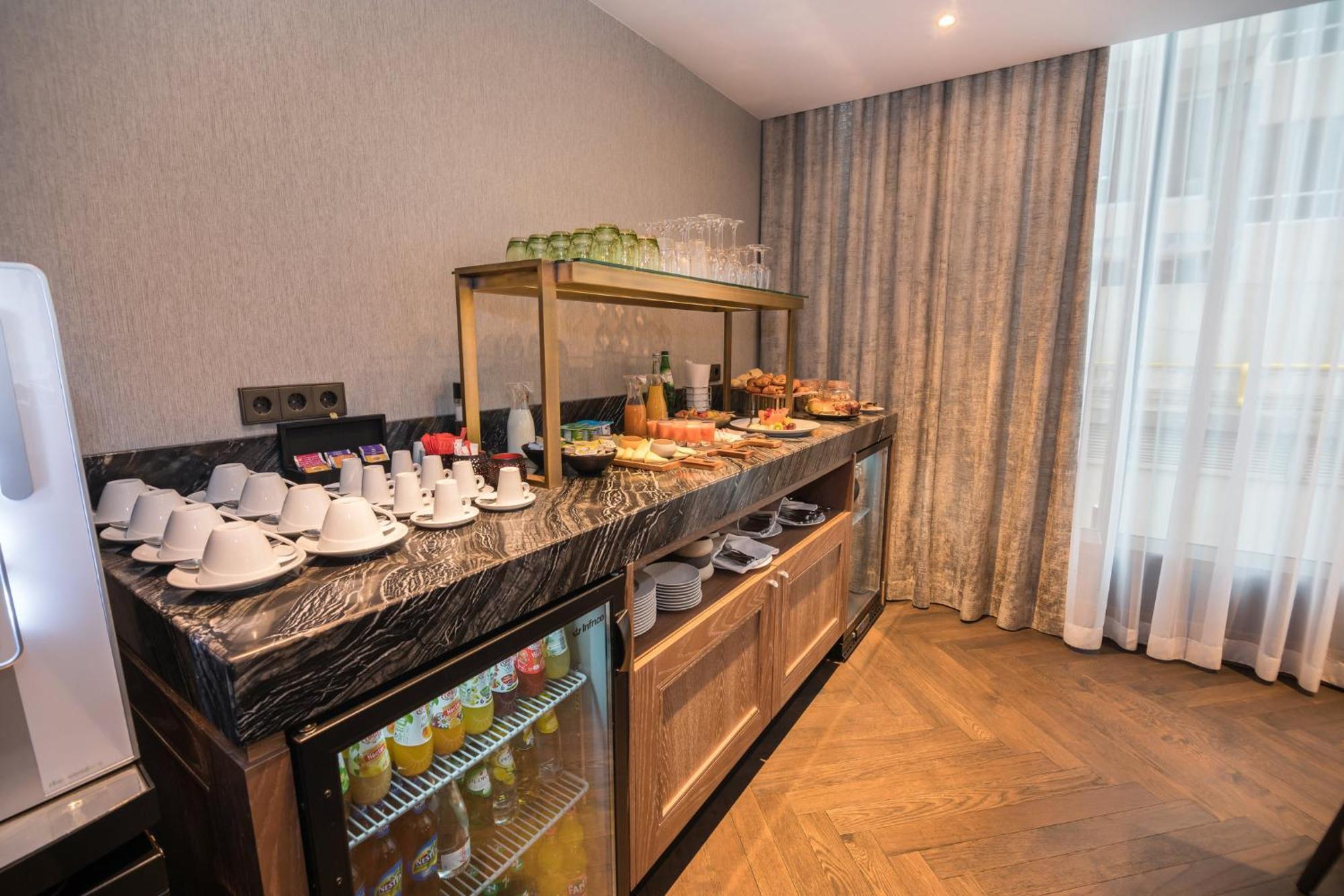 Crowne Plaza Porto By Ihg Hotel Bagian luar foto The buffet at the lounge