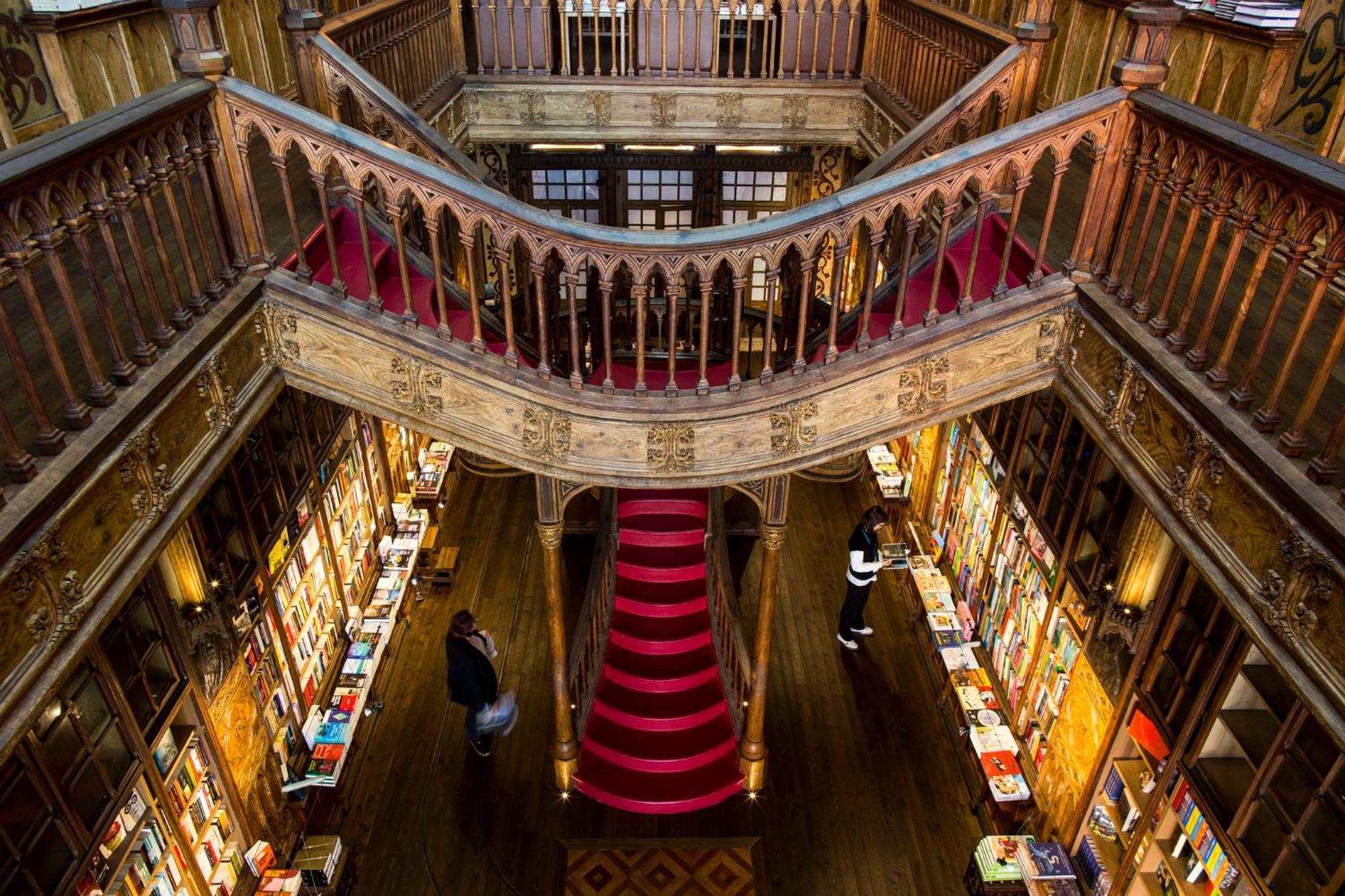 Crowne Plaza Porto By Ihg Hotel Bagian luar foto The interior of the bookstore