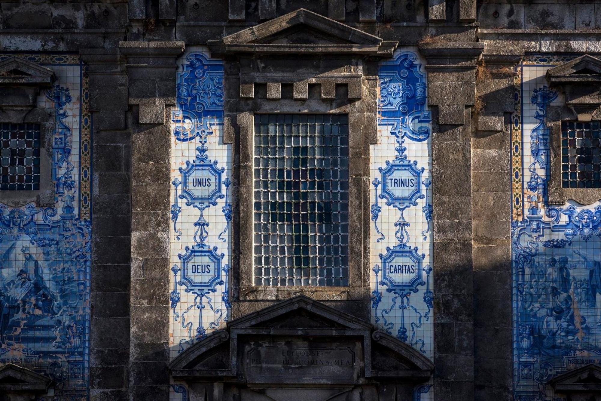 Crowne Plaza Porto By Ihg Hotel Bagian luar foto Azulejos in the facade of the church of São Francisco, in Coimbra, Portugal