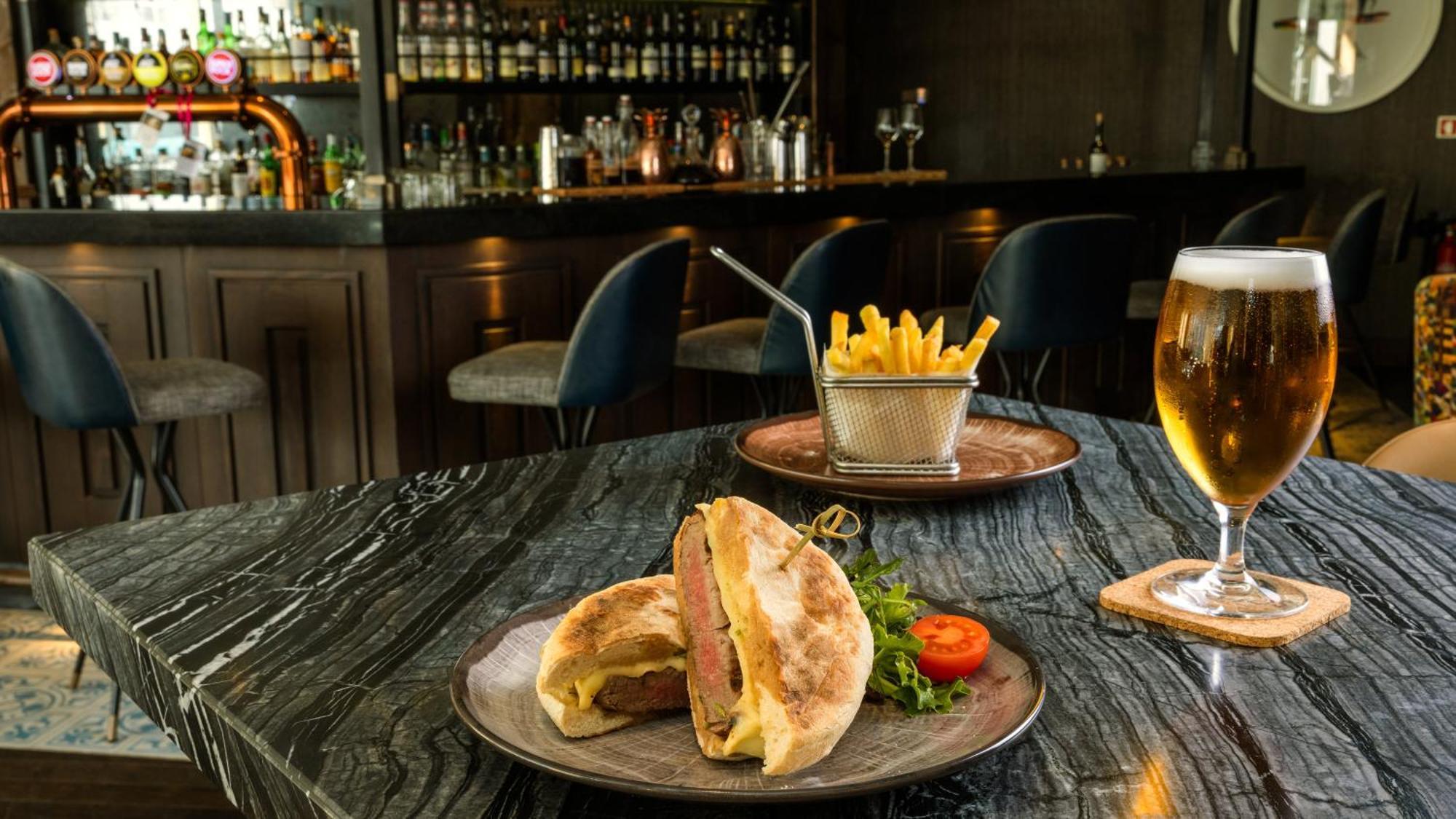 Crowne Plaza Porto By Ihg Hotel Bagian luar foto The bar at the hotel